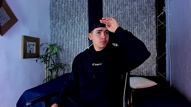 Snapshot of Mike_0233_ chatting on September 9, 2025, 4:34 am Mike 0233 online show from September 9, 2025, 4:34 am