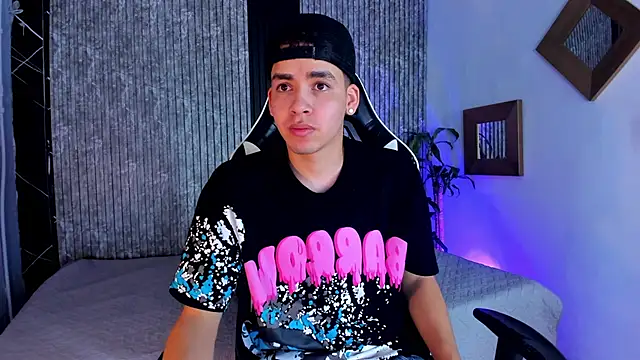 Snapshot of Mike_0233_ chatting on September 16, 2025, 4:13 am Mike 0233 online show from September 16, 2025, 4:13 am