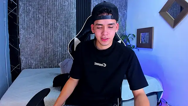 Snapshot of Mike_0233_ chatting on September 17, 2025, 4:36 am Mike 0233 online show from September 17, 2025, 4:36 am