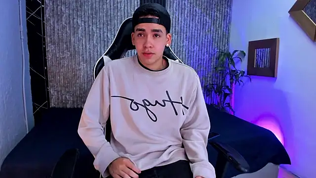 Snapshot of Mike_0233_ chatting on September 18, 2025, 4:36 am Mike 0233 online show from September 18, 2025, 4:36 am