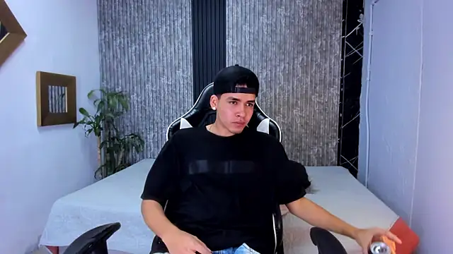 Snapshot of Mike_0233_ chatting on September 24, 2025, 2:48 am Mike 0233 online show from September 24, 2025, 2:48 am