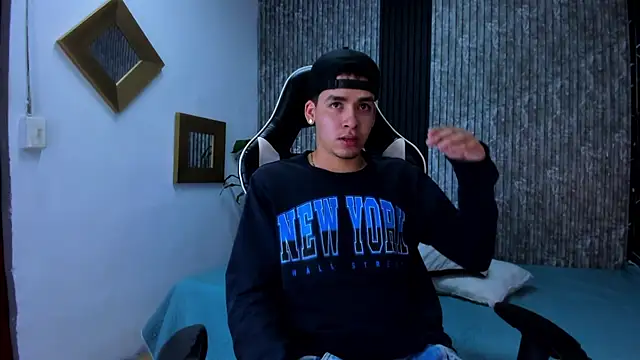 Snapshot of Mike_0233_ chatting on September 25, 2025, 3:43 am Mike 0233 online show from September 25, 2025, 3:43 am