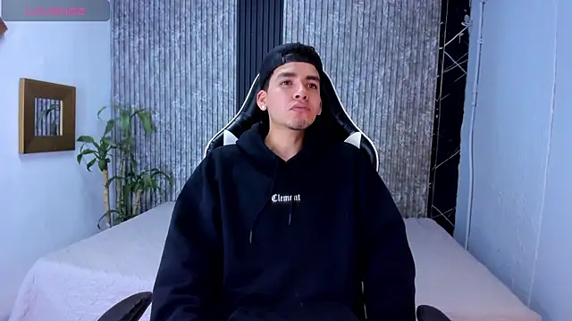 Snapshot of Mike_0233_ chatting on September 27, 2025, 4:06 am Mike 0233 online show from September 27, 2025, 4:06 am