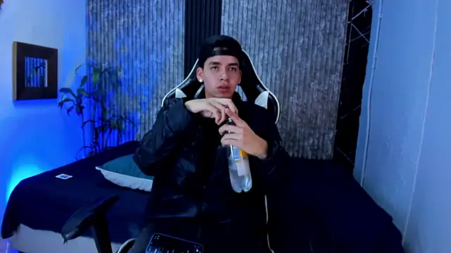 Snapshot of Mike_0233_ chatting on September 28, 2025, 4:29 am Mike 0233 online show from September 28, 2025, 4:29 am