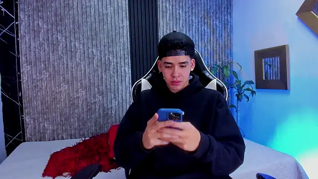 Snapshot of Mike_0233_ chatting on October 1, 2025, 4:40 am Mike 0233 online show from October 1, 2025, 4:40 am