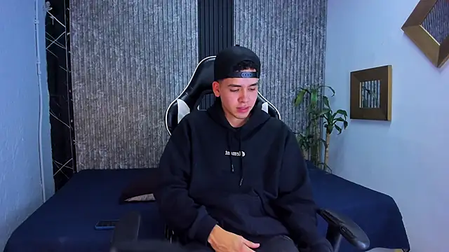 Snapshot of Mike_0233_ chatting on October 4, 2025, 4:32 am Mike 0233 online show from October 4, 2025, 4:32 am