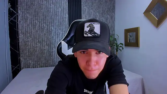 Snapshot of Mike_0233_ chatting on October 7, 2025, 4:42 am Mike 0233 online show from October 7, 2025, 4:42 am