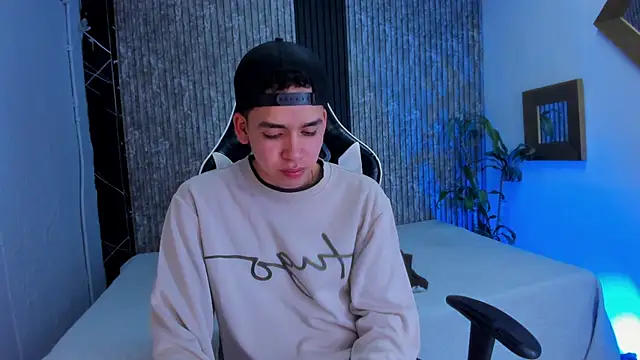 Snapshot of Mike_0233_ chatting on October 8, 2025, 4:43 am Mike 0233 online show from October 8, 2025, 4:43 am