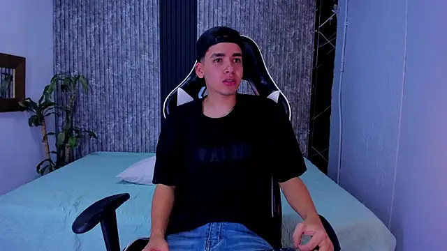 Snapshot of Mike_0233_ chatting on October 10, 2025, 4:11 am Mike 0233 online show from October 10, 2025, 4:11 am