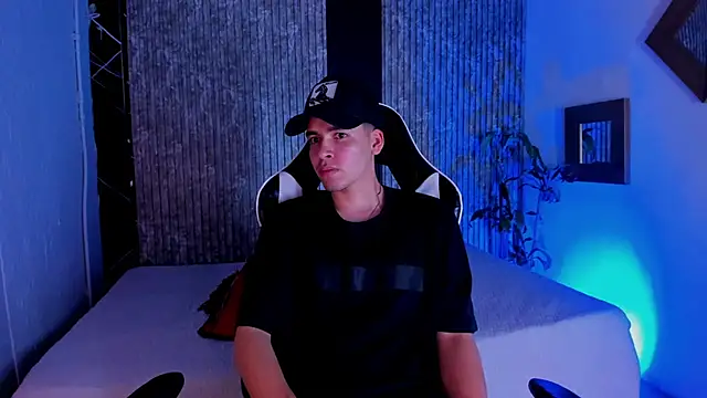 Snapshot of Mike_0233_ chatting on October 12, 2025, 4:44 am Mike 0233 online show from October 12, 2025, 4:44 am