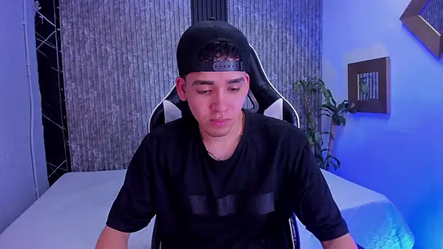 Snapshot of Mike_0233_ chatting on October 15, 2025, 4:23 am Mike 0233 online show from October 15, 2025, 4:23 am