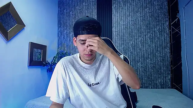 Snapshot of Mike_0233_ chatting on October 16, 2025, 4:46 am Mike 0233 online show from October 16, 2025, 4:46 am