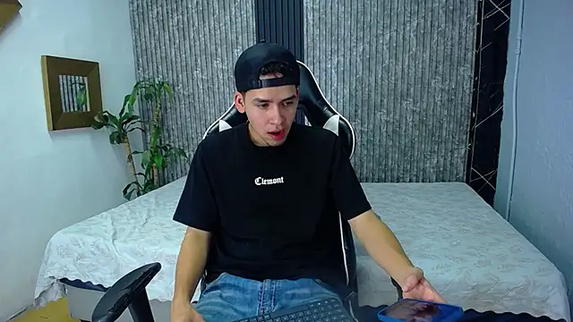 Snapshot of Mike_0233_ chatting on October 19, 2025, 4:35 am Mike 0233 online show from October 19, 2025, 4:35 am