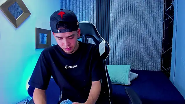 Snapshot of Mike_0233_ chatting on October 28, 2025, 4:05 am Mike 0233 online show from October 28, 2025, 4:05 am