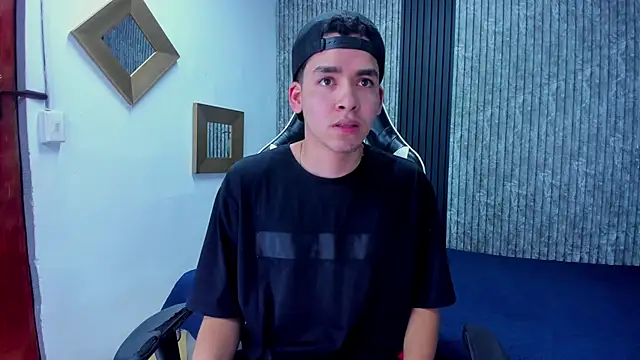 Snapshot of Mike_0233_ chatting on October 29, 2025, 4:26 am Mike 0233 online show from October 29, 2025, 4:26 am