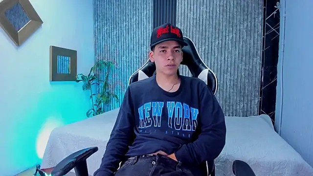 Snapshot of Mike_0233_ chatting on October 30, 2025, 4:47 am Mike 0233 online show from October 30, 2025, 4:47 am