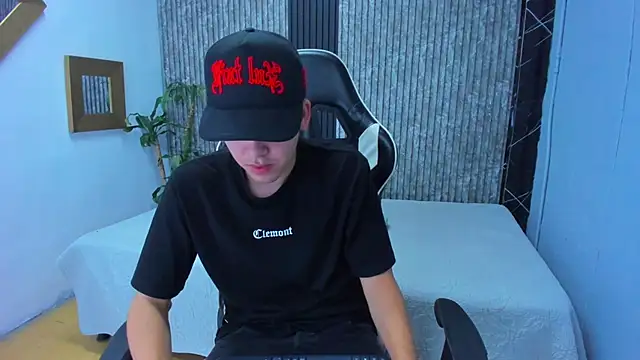 Snapshot of Mike_0233_ chatting on November 1, 2025, 4:36 am Mike 0233 online show from November 1, 2025, 4:36 am