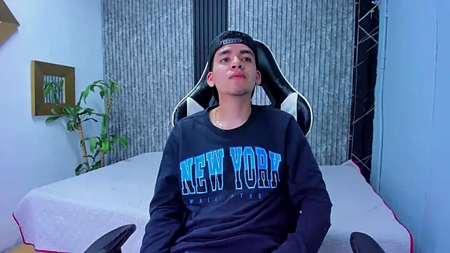 Snapshot of Mike_0233_ chatting on November 6, 2025, 4:13 am Mike 0233 online show from November 6, 2025, 4:13 am