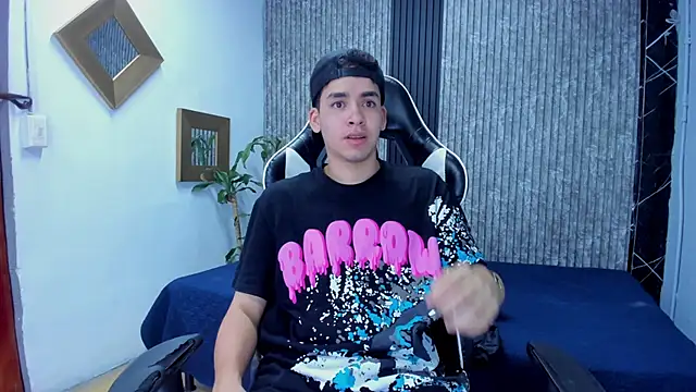 Snapshot of Mike_0233_ chatting on November 12, 2025, 4:13 am Mike 0233 online show from November 12, 2025, 4:13 am