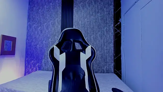 Snapshot of Mike_0233_ chatting on November 25, 2025, 4:45 am Mike 0233 online show from November 25, 2025, 4:45 am