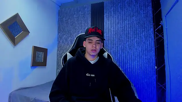 Snapshot of Mike_0233_ chatting on December 2, 2025, 4:18 am Mike 0233 online show from December 2, 2025, 4:18 am