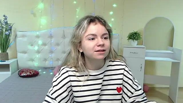 Snapshot of TinaRedly chatting on January 27, 2025, 6:41 pm TinaRedly online show from January 27, 2025, 6:41 pm