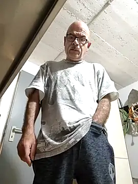 bottomhairy online show from November 4, 2025, 4:00 am