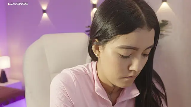 miagomezweb1 online show from November 7, 2025, 12:38 pm