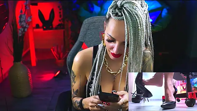 MonicaMaxwel online show from February 22, 2025, 6:08 pm