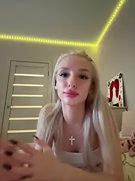 Snapshot of AleksaBlonde chatting on December 20, 2024, 7:17 pm AleksaBlonde online show from December 20, 2024, 7:17 pm