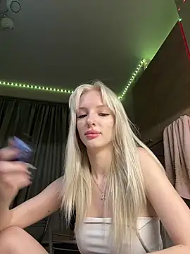 Snapshot of AleksaBlonde chatting on December 21, 2024, 6:44 pm AleksaBlonde online show from December 21, 2024, 6:44 pm