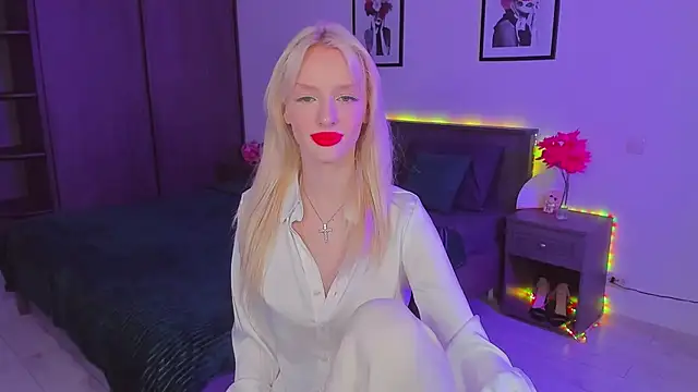 Snapshot of AleksaBlonde chatting on January 14, 2025, 2:43 pm AleksaBlonde online show from January 14, 2025, 2:43 pm