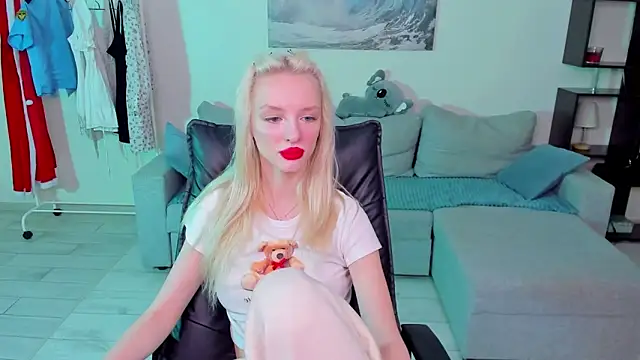 Snapshot of AleksaBlonde chatting on January 16, 2025, 9:59 am AleksaBlonde online show from January 16, 2025, 9:59 am