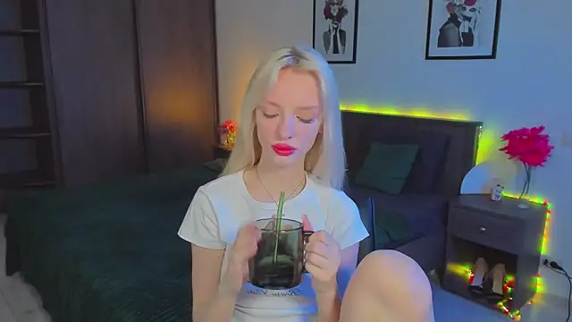 Snapshot of AleksaBlonde chatting on January 25, 2025, 11:34 am AleksaBlonde online show from January 25, 2025, 11:34 am