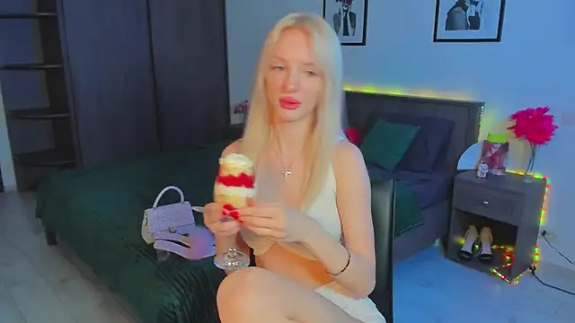 Snapshot of AleksaBlonde chatting on March 9, 2025, 2:21 pm AleksaBlonde online show from March 9, 2025, 2:21 pm