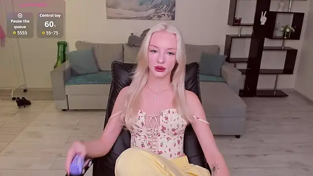 Snapshot of AleksaBlonde chatting on September 30, 2025, 11:37 am AleksaBlonde online show from September 30, 2025, 11:37 am