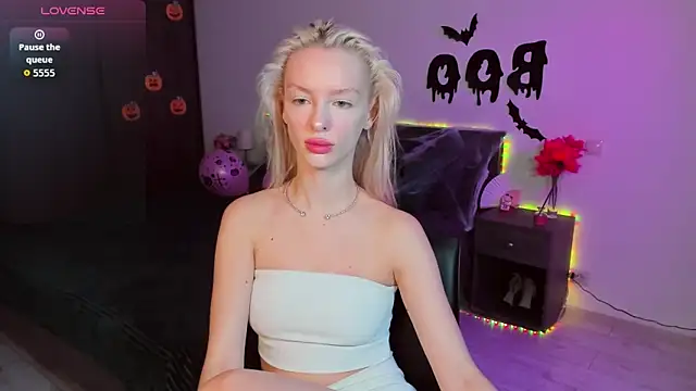 Snapshot of AleksaBlonde chatting on October 20, 2025, 5:41 am AleksaBlonde online show from October 20, 2025, 5:41 am