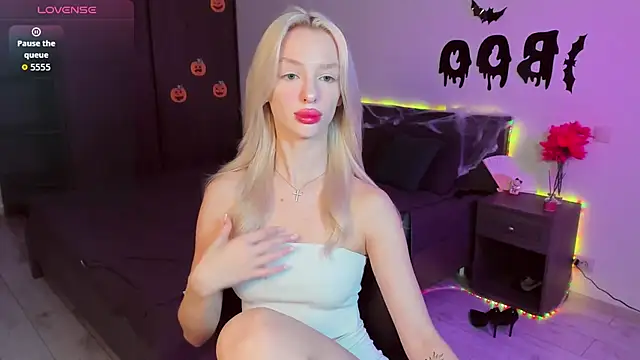 Snapshot of AleksaBlonde chatting on October 23, 2025, 11:09 am AleksaBlonde online show from October 23, 2025, 11:09 am