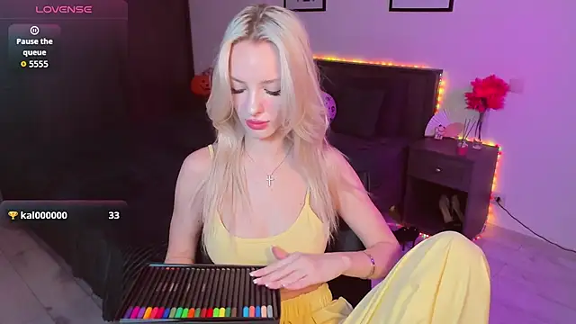 Snapshot of AleksaBlonde chatting on November 7, 2025, 6:02 am AleksaBlonde online show from November 7, 2025, 6:02 am