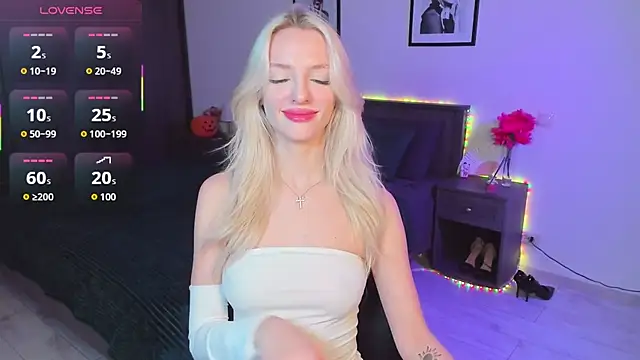 Snapshot of AleksaBlonde chatting on November 18, 2025, 11:14 am AleksaBlonde online show from November 18, 2025, 11:14 am