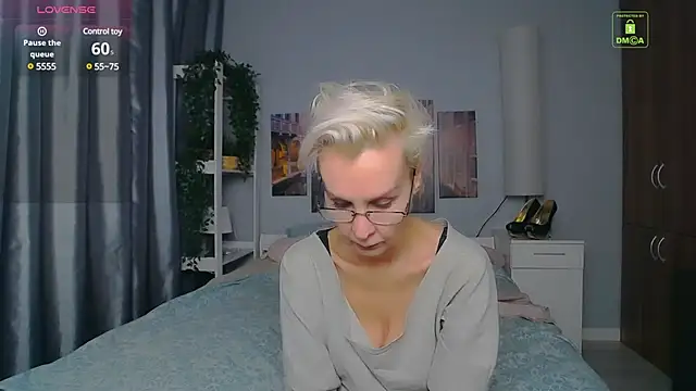 Snapshot of HelgaHimmell chatting on December 17, 2024, 10:22 pm HelgaHimmell online show from December 17, 2024, 10:22 pm