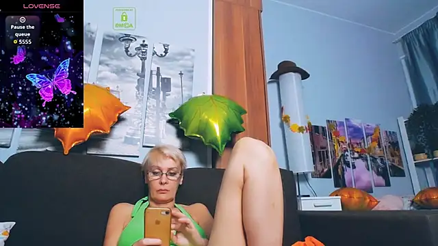 Snapshot of HelgaHimmell chatting on November 6, 2025, 12:06 pm HelgaHimmell online show from November 6, 2025, 12:06 pm