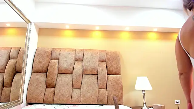 Snapshot of MiiaHot chatting on November 8, 2025, 9:13 pm MiiaHot online show from November 8, 2025, 9:13 pm