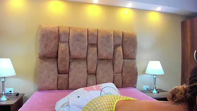 Snapshot of MiiaHot chatting on December 1, 2025, 8:36 pm MiiaHot online show from December 1, 2025, 8:36 pm