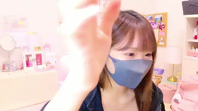 Snapshot of Yui-Ch chatting on December 18, 2024, 1:45 pm Yui-Ch online show from December 18, 2024, 1:45 pm