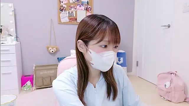 Snapshot of Yui-Ch chatting on November 16, 2025, 12:00 pm Yui-Ch online show from November 16, 2025, 12:00 pm