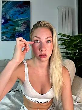 LuisaBecker online show from October 23, 2025, 3:55 pm