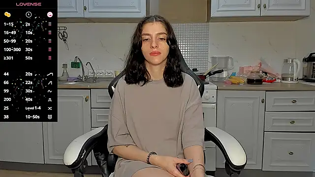 broosnica1 online show from March 10, 2025, 1:32 pm