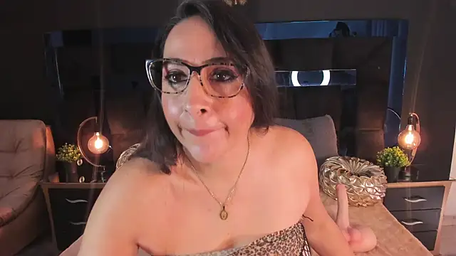 Snapshot of MayraVegas chatting on December 10, 2024, 5:44 pm MayraVegas online show from December 10, 2024, 5:44 pm