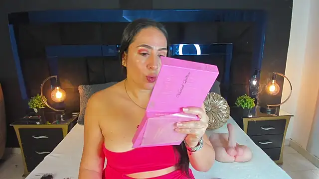 Snapshot of MayraVegas chatting on February 19, 2025, 1:06 pm MayraVegas online show from February 19, 2025, 1:06 pm